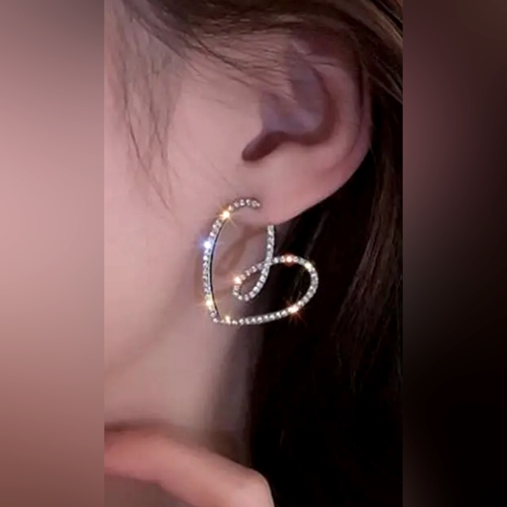 🌻5/$25🌻 Exquisite Hollow Heart Earrings